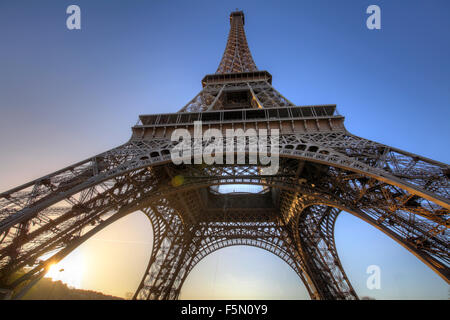 La Tour Eiffel au lever du soleil, Paris, France Banque D'Images