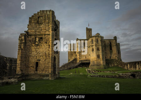 En fin de soirée vue des ruines du château de Warkworth à Northumberland Banque D'Images
