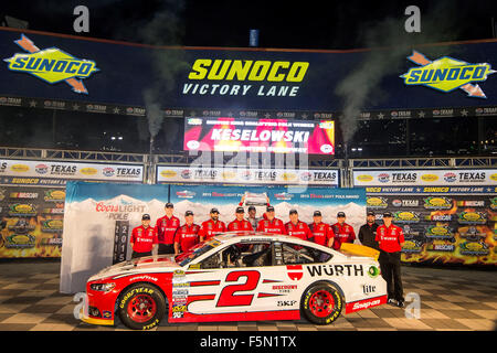 Ft. Worth, TX, USA. Nov 6, 2015. Ft. Worth, TX - Nov 06, 2015 : l'équipe de NASCAR Sprint Cup Series de Brad Keselowski (2) gagne le poteau dans la Wurth Ford pour l'AAA Texas 500 au Texas Motor Speedway à Ft. Worth, TX. Credit : csm/Alamy Live News Banque D'Images