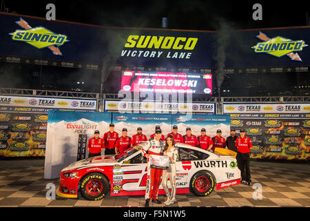 Ft. Worth, TX, USA. Nov 6, 2015. Ft. Worth, TX - Nov 06, 2015 : l'équipe de NASCAR Sprint Cup Series de Brad Keselowski (2) gagne le poteau dans la Wurth Ford pour l'AAA Texas 500 au Texas Motor Speedway à Ft. Worth, TX. Credit : csm/Alamy Live News Banque D'Images