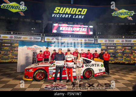 Ft. Worth, TX, USA. Nov 6, 2015. Ft. Worth, TX - Nov 06, 2015 : l'équipe de NASCAR Sprint Cup Series de Brad Keselowski (2) gagne le poteau dans la Wurth Ford pour l'AAA Texas 500 au Texas Motor Speedway à Ft. Worth, TX. Credit : csm/Alamy Live News Banque D'Images