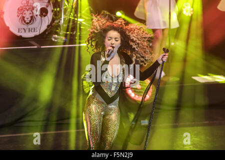 Manchester, UK. 6 novembre, 2015. Ella Eyre effectue une vente à vivre hors foule à Manchester's Albert Hall un jour après avoir remporté un MOBO Award de la meilleure loi. Crédit : Simon Newbury/Alamy Live News Banque D'Images