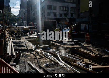 New York City, New York, USA. 22 octobre 2015 : les travailleurs de la construction travaillent dans le matin sur la 2 e avenue. Banque D'Images