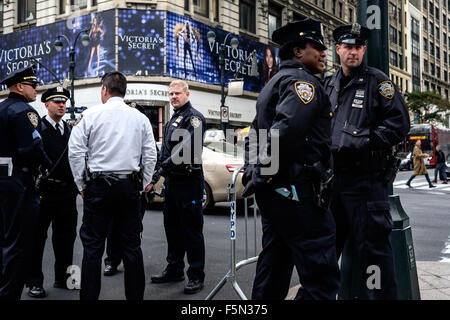 New York City, New York, USA. 24 octobre 2015 : un groupe de policiers s'Herald Square. Banque D'Images