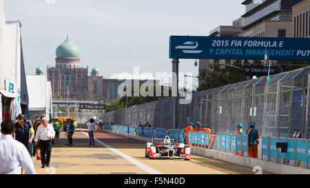 Putrajaya, Malaisie - 7 novembre, 2015 : Bruno Senna de Team Mahindra Racing sort des stands à FIA Formula-e championnat ePrix Putrajaya, Malaisie Crédit : Chung Jin Mac/Alamy Live News Banque D'Images