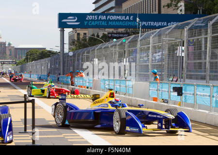 Putrajaya, Malaisie - 7 novembre, 2015 : Sébastien Buemi de barrages de l'équipe Renault sort des stands à FIA Formula-e championnat ePrix Putrajaya, Malaisie Crédit : Chung Jin Mac/Alamy Live News Banque D'Images