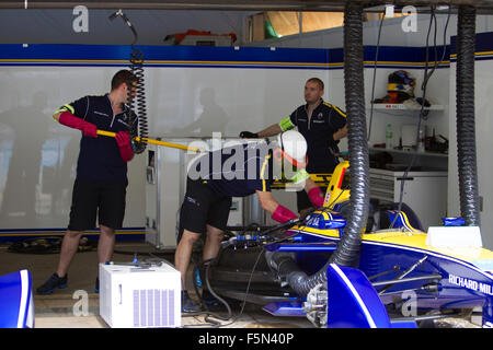 Putrajaya, Malaisie - 7 novembre 2015 : les barrages de l'équipe mécanique Renault préparer leur voiture à la FIA Formula-e championnat ePrix Putrajaya, Malaisie Crédit : Chung Jin Mac/Alamy Live News Banque D'Images