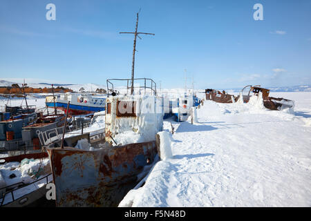 Congelés vieux navires dans le port de l'île d'Olkhon sur le lac Baïkal en Sibérie à l'heure d'hiver Banque D'Images