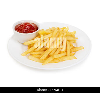 Pommes de terre frites avec du ketchup close-up isolé sur un fond blanc. Banque D'Images