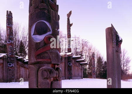 Mâts totémiques haïdas & maisons de planches au Musée d'Anthropologie, Université de la Colombie-Britannique (UBC), Vancouver, BC, Canada, Hiver Banque D'Images