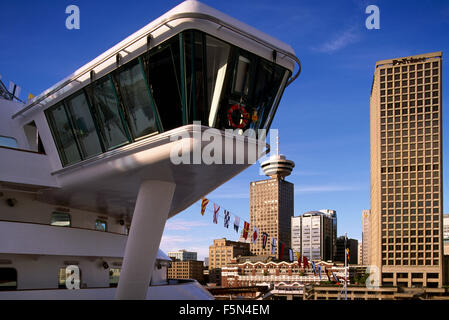 Vancouver, BC, en Colombie-Britannique, Canada - Pont de bateau de croisière avec vue sur des immeubles de bureaux du centre-ville Banque D'Images