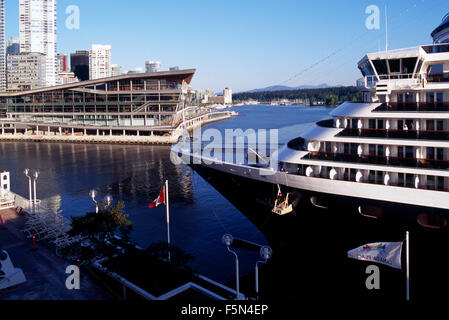 Vancouver, Colombie-Britannique, Canada - Bateau de croisière amarré à Canada Place Cruise Ship Terminal & Convention Centre Bâtiment ouest Banque D'Images