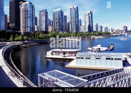 Vancouver, Colombie-Britannique, Canada - Skyline à Coal Harbour, les tours d'habitation en copropriété & Vancouver Harbour Centre de vol Banque D'Images