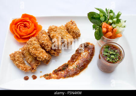 Délicieux poulet frit et des légumes pour les plaques blanches sur fond blanc . Banque D'Images