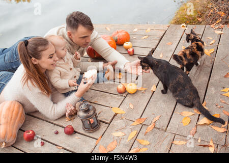 Repos en famille sur le lac Banque D'Images