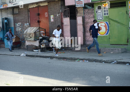 (151107) -- PORT-AU-PRINCE, 7 novembre 2015 (Xinhua) -- des gens courir à partir du gaz lacrymogènes lancés par la police au cours d'une manifestation contre les résultats des élections présidentielles à Port-au-Prince, Haïti, le 6 novembre 2015. Les citoyens ont fait dans les rues de la capitale haïtienne vendredi pour exprimer le rejet des résultats de la dernière élection présidentielle, alors que le gouvernement a réaffirmé son appui au processus électoral et la garantie qu'il conservera l'ordre dans le pays. Les partisans de Célestin et Jean-Charles, deuxième et troisième d'après le dépouillement du scrutin, ont marché dans les municipalités de Delmas Banque D'Images