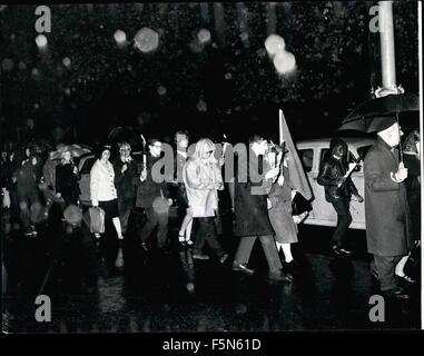 1968 - Anti Vietnam manifestation à Londres. Manifestation contre la guerre au Vietnam, organisée par la campagne pour le désarmement nucléaire et le Conseil britannique pour la paix au Vietnam, a eu lieu à Londres ce soir. Une retraite aux flambeaux mars faisaient partie de la protestation pour demander au gouvernement de retirer leur soutien à la guerre au Vietnam. Photo : vue de la démonstration que les marcheurs participer certaines portant des torches sous la pluie ce soir. © Keystone Photos USA/ZUMAPRESS.com/Alamy Live News Banque D'Images