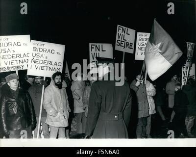 1972 - Manifestation contre Hubert Humphrey. : quelques jeunes d Left-Parties danois a démontré à nouveau mercredi Vice-Président Hubert Humphrey's visite à Copenhague sur le chemin du retour vers l'Italie après avoir assisté à l'ex-secrétaire de l'ONU Photo montre l'plakats tolds :''vive FLN'' et ''donnent une partie de votre salaire pour nous sortir du vietnam' © Keystone Photos USA/ZUMAPRESS.com/Alamy Live News Banque D'Images