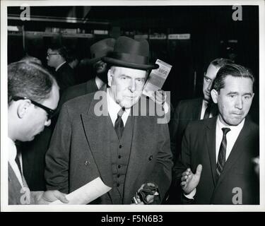 1962 - L'Aéroport International de New York le 6 novembre 1962, le juge Paul Ruegger, ancien président du Comité international de la Croix-Rouge, qui a été nommé représentant de la Croix-Rouge canadienne à l'ONU pour poursuivre les discussions avec le Secrétaire général par intérim sur U Thant la proposition de l'inspection des missiles de Cuba, est montré (porter) homberg interviewé après son arrivée par TWA Superjet de Genève. © Keystone Photos USA/ZUMAPRESS.com/Alamy Live News Banque D'Images