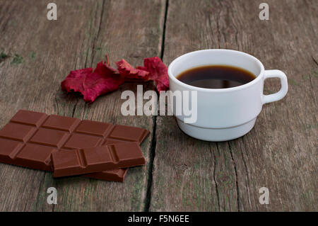 Tasse de café blanc, chocolat et rouge, sur une table en bois Banque D'Images