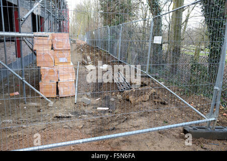 Des barrières de sécurité sur un chantier de construction. Banque D'Images