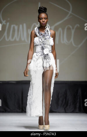 (151107) -- PORT-AU-PRINCE, 7 novembre 2015 (Xinhua) -- Un modèle présente une création conçue par Laurtarne Pernock Haïti pendant la Fashion Week 2015, à Port-au-Prince, Haïti, le 6 novembre 2015. (Xinhua/Luz Sosa) Banque D'Images