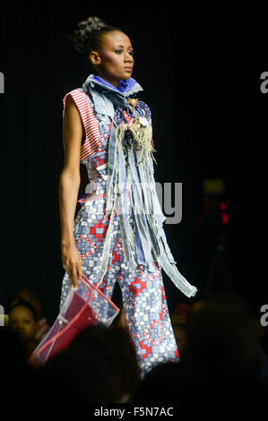 (151107) -- PORT-AU-PRINCE, 7 novembre 2015 (Xinhua) -- Un modèle présente une création conçue par Laurtarne Pernock Haïti pendant la Fashion Week 2015, à Port-au-Prince, Haïti, le 6 novembre 2015. (Xinhua/Luz Sosa) Banque D'Images