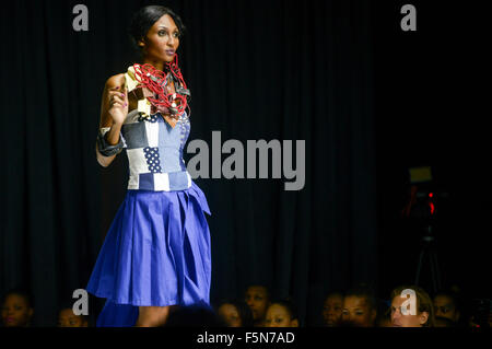 (151107) -- PORT-AU-PRINCE, 7 novembre 2015 (Xinhua) -- Un modèle présente une création conçue par Laurtarne Pernock Haïti pendant la Fashion Week 2015, à Port-au-Prince, Haïti, le 6 novembre 2015. (Xinhua/Luz Sosa) Banque D'Images