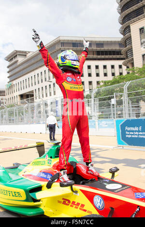 Putrajaya, Malaisie - 7 novembre, 2015 : Brazillian Lucas de Grassi de l'équipe ABT Schaeffler Audi célèbre après avoir remporté le championnat de Formule e championnat ePrix Putrajaya, Malaisie Crédit : Chung Jin Mac/Alamy Live News Banque D'Images