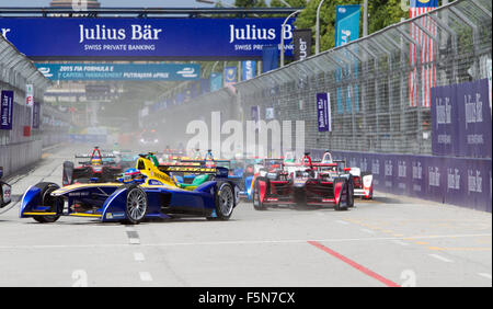 Putrajaya, Malaisie - 7 novembre, 2015 : Nicolas Prost des barrages de l'équipe RENAULT entre dans le premier virage à FIA Formula-e championnat ePrix Putrajaya, Malaisie Crédit : Chung Jin Mac/Alamy Live News Banque D'Images