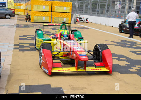 Putrajaya, Malaisie - 7 novembre, 2015 : Brazillian Lucas de Grassi de l'équipe ABT Schaeffler Audi entre dans un parking gagnants après avoir remporté le FIA Formula-e championnat ePrix Putrajaya, Malaisie Crédit : Chung Jin Mac/Alamy Live News Banque D'Images