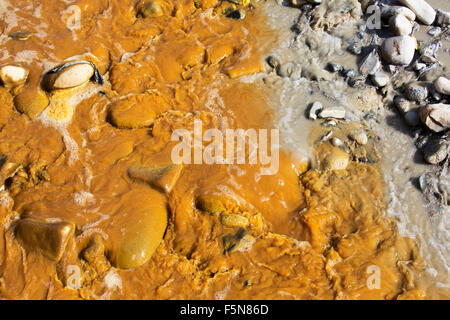 Une rivière pleine d'eau contaminée par les effluents des mines, le mélange avec les eaux usées brutes à La Paz, Bolivie. La Paz sera probablement la première capitale au monde qui devront être largement abandonnée en raison du manque d'eau. Il s'appuie fortement sur l'eau de fonte glaciaire de la Communauté andine, pics, mais comme le changement climatique provoque la fonte des glaciers, il est rapidement à court d'eau. Banque D'Images