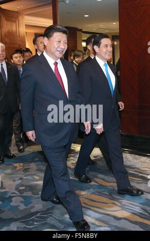 Singapour. Nov 7, 2015. Xi Jinping (L) et Ma Ying-jeou à pied le lieu de leur réunion à l'hôtel Shangri-La à Singapour, le 7 novembre 2015. Credit : Ma Zhancheng/Xinhua/Alamy Live News Banque D'Images