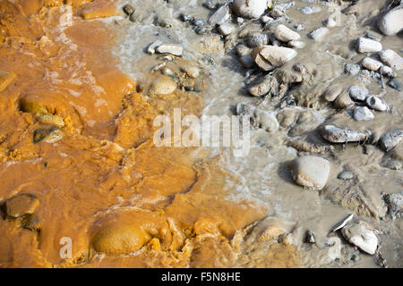 Une rivière pleine d'eau contaminée par les effluents des mines, le mélange avec les eaux usées brutes à La Paz, Bolivie. La Paz sera probablement la première capitale au monde qui devront être largement abandonnée en raison du manque d'eau. Il s'appuie fortement sur l'eau de fonte glaciaire de la Communauté andine, pics, mais comme le changement climatique provoque la fonte des glaciers, il est rapidement à court d'eau. Banque D'Images