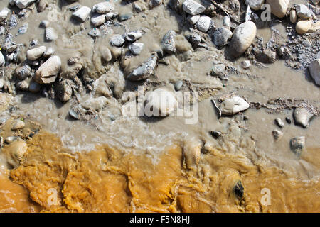 Une rivière pleine d'eau contaminée par les effluents des mines, le mélange avec les eaux usées brutes à La Paz, Bolivie. La Paz sera probablement la première capitale au monde qui devront être largement abandonnée en raison du manque d'eau. Il s'appuie fortement sur l'eau de fonte glaciaire de la Communauté andine, pics, mais comme le changement climatique provoque la fonte des glaciers, il est rapidement à court d'eau. Banque D'Images