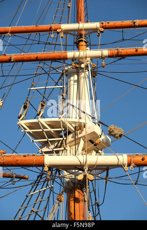 Détail d'un des voiliers modernes gréement avec mât et des cordes etc, Bristol Harbourside Octobre 2015 Banque D'Images