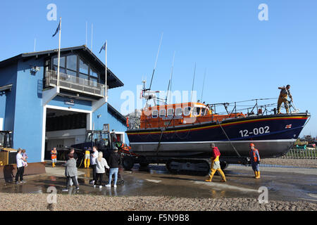 Nettoyage de l'équipage du bateau de sauvetage à la station de sauvetage de Hastings qui a été créée en 1858, East Sussex, UK Banque D'Images