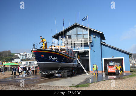 Nettoyage de l'équipage du bateau de sauvetage à la station de sauvetage de Hastings qui a été créée en 1858, East Sussex, UK Banque D'Images