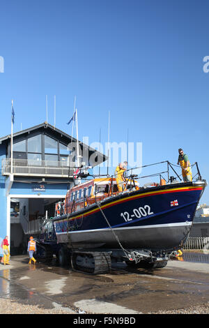 Nettoyage de l'équipage du bateau de sauvetage à la station de sauvetage de Hastings qui a été créée en 1858, East Sussex, UK Banque D'Images