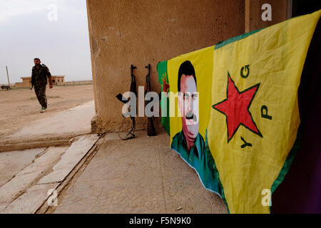 Un drapeau portant le chiffre de l'ancien chef militant du PKK, Abdullah Ocalan, est vu dans un GPJ Peuple kurde de l'Unité de Protection de l'enceinte militaire à Al Hasakah ou Hassakeh district ou Rojava de facto la région autonome kurde originaires et composée de trois cantons autonomes dans le nord de la Syrie Banque D'Images