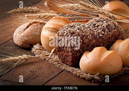 Assortiment de pain frais sur une table en bois Banque D'Images