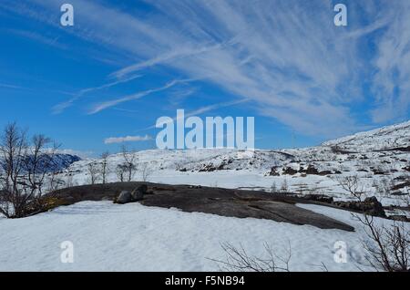 Parc moulin en montagne sur la journée d'hiver ensoleillée bleu Banque D'Images