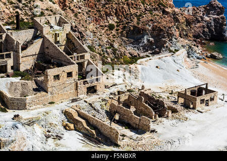 Plage Près de mines de soufre abandonnées à l'île de Milos, Cyclades, Grèce Banque D'Images