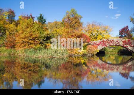 Autumn sur Central Park à New York, au monument Gapstow Bridge Banque D'Images