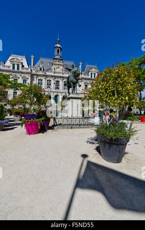 L'hôtel de ville et statue de connétable de Richemont, duc de Bretagne 1457 Anglais défait fin 100 ans Vanne guerre Bretagne France Banque D'Images