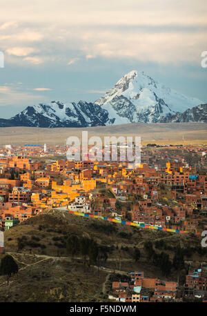 Le pic du Huayna Potosi à partir de ci-dessus d'El Alto, La Paz, Bolivie. La Paz et El Alto sont cruellement d'eau et sera probablement la première capitale au monde qui devront être largement abandonnée en raison du manque d'eau. Il s'appuie fortement sur l'eau de fonte glaciaire de la Communauté andine, pics, mais comme le changement climatique provoque la fonte des glaciers, il est rapidement à court d'eau. Banque D'Images