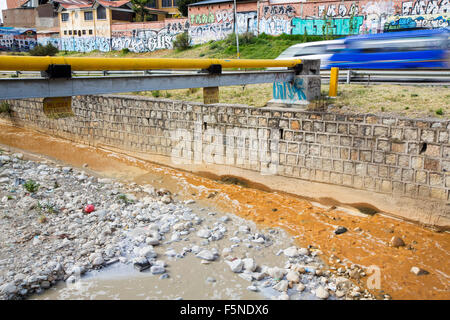 Une rivière pleine d'eau contaminée par les effluents des mines, le mélange avec les eaux usées brutes à La Paz, Bolivie. La Paz sera probablement la première capitale au monde qui devront être largement abandonnée en raison du manque d'eau. Il s'appuie fortement sur l'eau de fonte glaciaire de la Communauté andine, pics, mais comme le changement climatique provoque la fonte des glaciers, il est rapidement à court d'eau. Banque D'Images