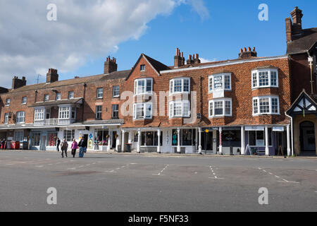 High Street sans trafic à Marlborough Wiltshire, Angleterre Banque D'Images