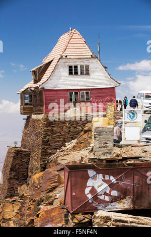 Une vieille cabane du club de ski sur le pic de Chacaltaya (5,395m), jusqu'en 2009 avait un glacier Chacaltaya qui a soutenu les mondes plus téléskis à plus de 17 000 pieds. Le glacier enfin complètement disparu en 2009. La Paz sera probablement la première capitale au monde qui devront être largement abandonnée en raison du manque d'eau. Il s'appuie fortement sur l'eau de fonte glaciaire de la Communauté andine, pics, mais comme le changement climatique provoque la fonte des glaciers, il est rapidement à court d'eau. Banque D'Images