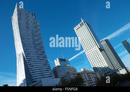 Varsovie, Pologne skyline montrant la nouvelle 192m Centre-ville haute tour résidentielle Zlota 44 mètres sur la gauche Banque D'Images